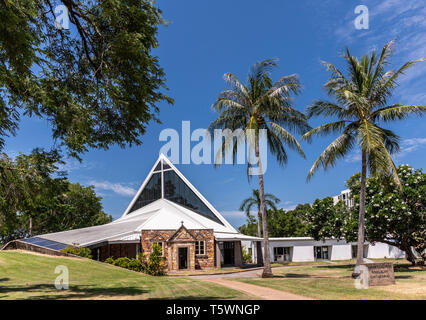 Darwin Australia - Febbraio 22, 2019: Bianco piramide moderno edificio a forma di Cristo la Chiesa Cattedrale Anglicana immerso in un verde parco con palme sotto Foto Stock