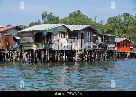 Abitazioni costruite su palafitte nel mare della cina del sud nei pressi di Kota Kinabalu, Sabah (Borneo), Malaysia Foto Stock