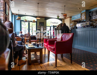 Sedie rosse nel caffè #1, un ramo di piccolo coffee house catena, su Chepstow Beaufort Square. Il Galles. Foto Stock