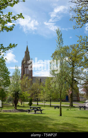 Una vista di Kirkcudbright Chiesa Parrocchiale, in formato verticale, nella piccola cittadina di Kirkcudbright, Scozia. Foto Stock