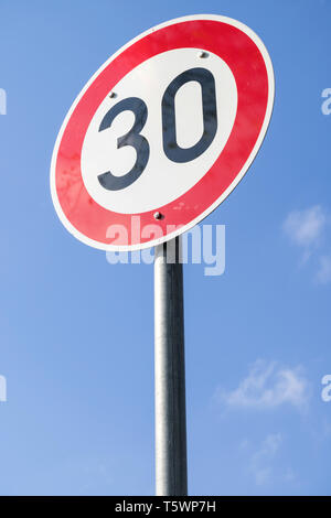 Il tedesco cartello stradale: limite di velocità a 30 km/h Foto Stock