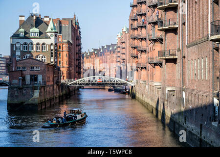 Speicherstadt di Amburgo, Germania. È il più grande distretto warehouse in tutto il mondo dove gli edifici stand su legno-pila fondazioni. Foto Stock