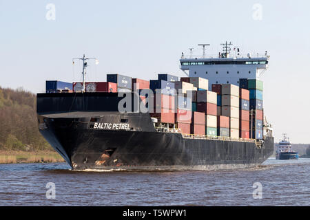 Contenitore nave BALTIC PETREL nel canale di Kiel Foto Stock