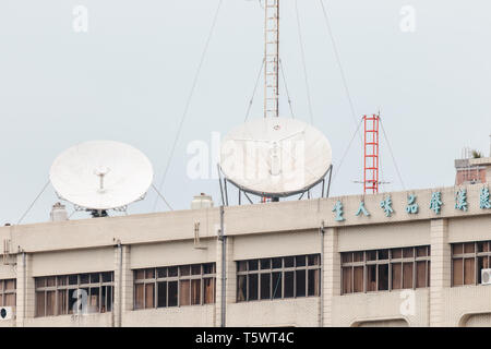 Enorme parabola satellitare installato sulla parte superiore del piatto di appartamento pick up TV via cavo segnale di canale Foto Stock