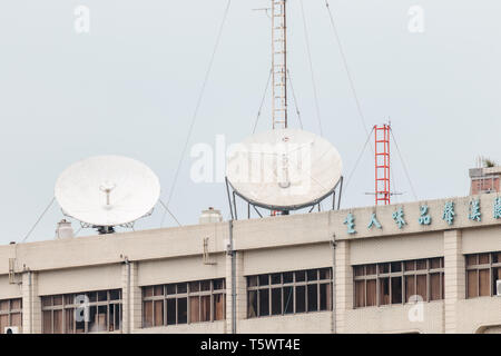 Enorme parabola satellitare installato sulla parte superiore del piatto di appartamento pick up TV via cavo segnale di canale Foto Stock
