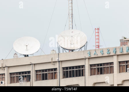 Enorme parabola satellitare installato sulla parte superiore del piatto di appartamento pick up TV via cavo segnale di canale Foto Stock