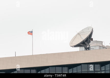 Enorme parabola satellitare installato sulla parte superiore del piatto di appartamento pick up TV via cavo segnale di canale Foto Stock