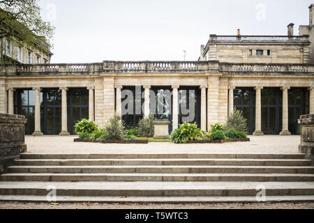 Carle Vernet statua che si trova nella parte anteriore di un edificio pubblico nel Parc Jardin Public a Bordeaux Foto Stock