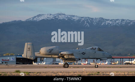 Un A-10 Thunderbolt II, dal 190° Fighter Squadron, decolla dal campo Gowen Boise, Idaho il 25 aprile 2019. La 190è stata la formazione con aviatori dalla Naval Air Station Oceana. (U.S. Air National Guard foto di Master Sgt. Joshua C. Allmaras) Foto Stock