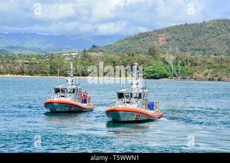 Due 45-piede Boat-Medium risposta equipaggi attendere ulteriori istruzioni in Hanamaulu Bay, Hawaii, 26 aprile 2019, durante la messa di esercitazione di soccorso. Questo esercizio di un triennio di FAA requisito per l'Aeroporto di Lihue risposta per la lotta antincendio reparto, testato le agenzie locali capacità lavorando insieme e valutato interagenzie delle comunicazioni, dei piani di risposta e i soccorritori' azioni per una simulazione abbattuto aereo commerciale. (U.S. Coast Guard foto di Chief Petty Officer Sara Muir/rilasciato) Foto Stock