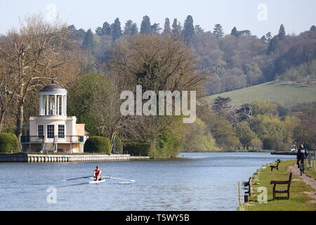Un vogatore praticando sul fiume Tamigi vicino tempio Isola, Henley-on-Thames, Regno Unito Foto Stock