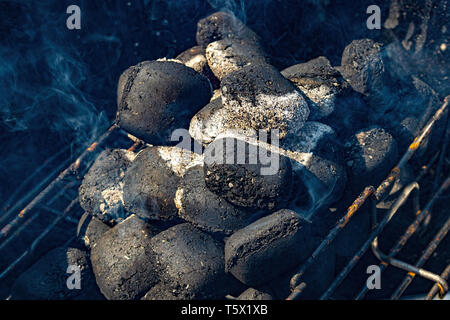 Hot barbecue brace viene incendiata in primo piano sullo sfondo Foto Stock