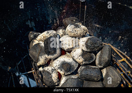 Hot barbecue brace viene incendiata in primo piano sullo sfondo Foto Stock