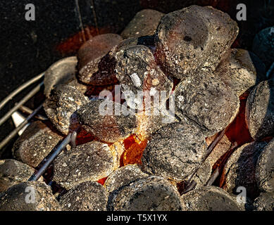 Hot barbecue brace viene incendiata in primo piano sullo sfondo Foto Stock