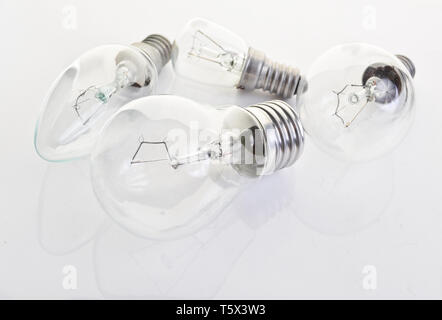 Molti tipi diversi di lampadine ad incandescenza di close-up. Tecnologie obsolete. Il concetto di consumo di energia. Foto Stock
