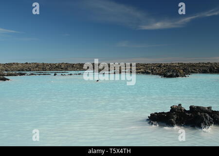 Blue Lagoon Grindavik (Bláa Lónið) - colore blu proviene da silicati riflettendo la luce, Islanda Foto Stock