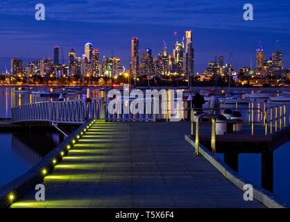 Melbourne skyline della città come si vede da St Kilda Pier di notte Foto Stock