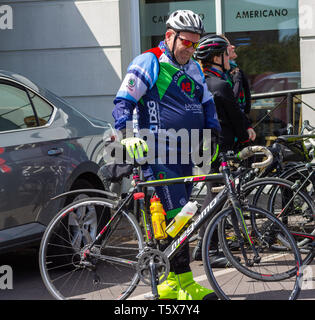 Il sovrappeso uomo salire sulla sua bicicletta unire il resto del club di equitazione Foto Stock