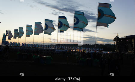 Bandiere al tramonto Glastonbury Music Festival Foto Stock