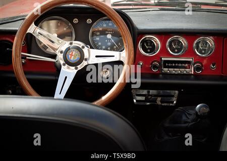 Ferrara, Italia - 24 settembre 2016:dettagli interni di un raro vintage Alfa Romeo Auto Foto Stock