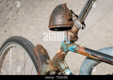 Weathered, vecchio arrugginito faro bicicletta - arrugginita bike - Foto Stock