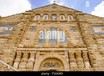 Mosaico di facciata che mostra la decapitazione di Giovanni Battista, Chiesa degli Apostoli, Madaba, Giordania. Foto Stock