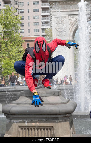 POZNAN, POLONIA - 19 MAGGIO 2018 La Giovane Donna Aiuta L'uomo a Portare Il  Costume Di Cosplay Dello Spiderman Fotografia Editoriale - Immagine di  uomo, usura: 117660452