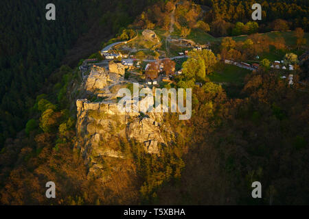 Splendidamente illuminate dal sole Regenstein medievale castello nelle montagne Harz, vista aerea. Castello in rovina vicino a Blankenburg, Sassonia-Anhalt, Germania. Foto Stock