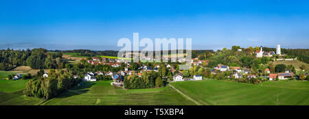 Bella vista a un odyllic situato borgo chiamato Markt vicino Biberbach in Baviera Foto Stock