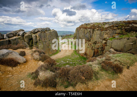 "Ilkley Cava nei pressi di latte di mucca e di rocce di vitello, Ilkley Moor, West Yorkshire Foto Stock