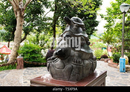 Tartaruga tartaruga o statua per il popolo cinese e i viaggiatori stranieri in visita al giardino pubblico di Zhongshan Park a Shantou Swatow o città il 9 maggio 2018 Foto Stock