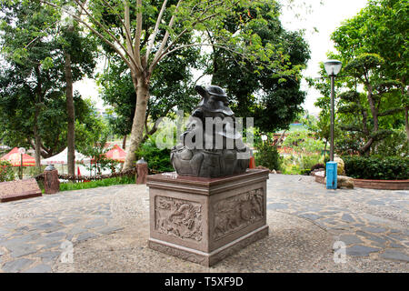 Tartaruga tartaruga o statua per il popolo cinese e i viaggiatori stranieri in visita al giardino pubblico di Zhongshan Park a Shantou Swatow o città il 9 maggio 2018 Foto Stock