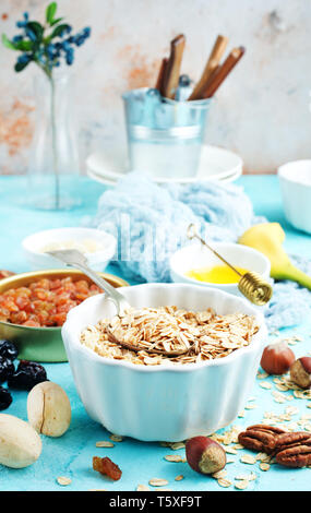 Ingredienti per la prima colazione helthy, materie fiocchi di avena con banana e dadi Foto Stock