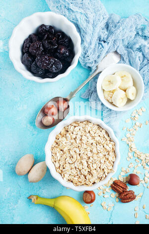 Ingredienti per la prima colazione helthy, materie fiocchi di avena con banana e dadi Foto Stock