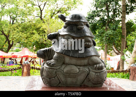 Tartaruga tartaruga o statua per il popolo cinese e i viaggiatori stranieri in visita al giardino pubblico di Zhongshan Park a Shantou Swatow o città il 9 maggio 2018 Foto Stock