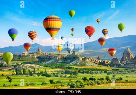 Mongolfiera Volare nel cielo, Cappadocia, Turchia Foto Stock