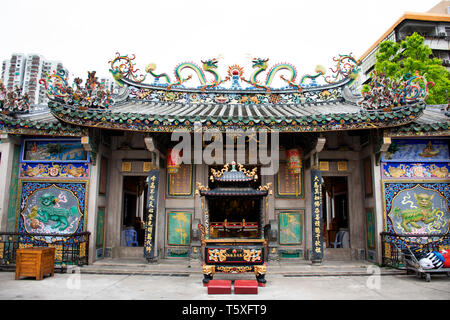 Il popolo cinese a pregare Dio e Angelo statua della dea a Guandi shirne Jinping e Tempio della Regina del cielo a Shantou Swatow o città il 9 maggio, 201 Foto Stock