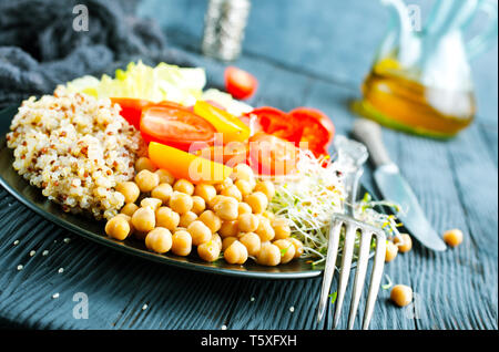 Cibo vegan, verdure e qinoa sulla piastra Foto Stock