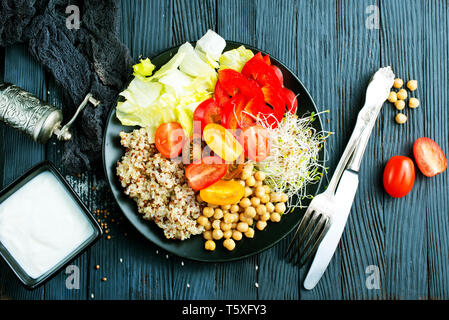 Cibo vegan, verdure e qinoa sulla piastra Foto Stock