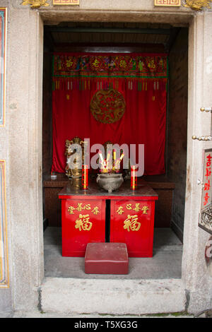 Il popolo cinese a pregare Dio e Angelo statua della dea a Guandi shirne Jinping e Tempio della Regina del cielo a Shantou Swatow o città il 9 maggio, 201 Foto Stock