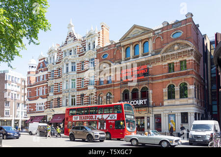 Royal Court Theatre e Colbert Cafe, Sloane Square, Chelsea, Royal Borough of Kensington and Chelsea, Greater London, England, Regno Unito Foto Stock