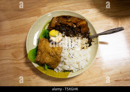 Topping di riso anatra arrosto e croccante maiale e tofu e uova sode o stile cinese per la vendita in un ristorante locale in Shantou città o città Swatow nel Guangdong Foto Stock