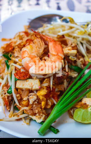Thai noodles fritti con gamberi e verdure "Pad Thai'. Foto Stock