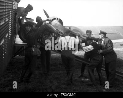 Wehrmacht Luftwaffe Junkers Ju 52 / Ju 52/3m mit Motorrad BMW R 12 - German Air Force Junkers Ju52 con moto BMW R 12- Ref.. AMY-2022-06-0116 Foto Stock