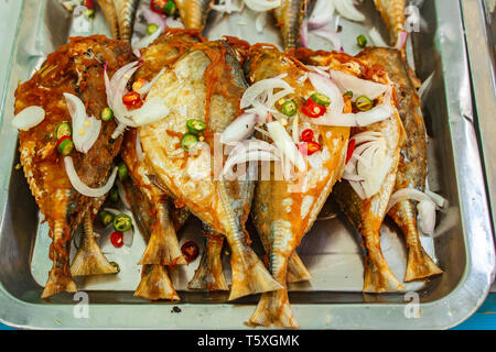 Sgombro fritto presso il Market street in Thailandia, cibo tailandese. Foto Stock