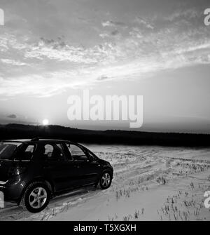 Auto sul campo congelati. Viaggi d'inverno. Foto in bianco e nero Foto Stock