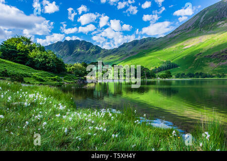 Scenario idilliaco di Lake District inglese in primavera.alberi ed erba che cresce su Lakeshore e verde collina riflettendo in acqua di lago.La natura incontaminata. Foto Stock