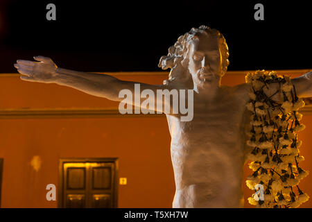 Scultura floreale per la Pasqua che rappresentano le tradizioni cattoliche delle stazioni della croce come eseguito il Venerdì Santo, display annuale istituito in th Foto Stock