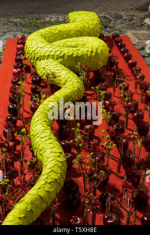 Scultura floreale per la Pasqua che rappresentano le tradizioni cattoliche delle stazioni della croce come eseguito il Venerdì Santo, display annuale istituito in th Foto Stock