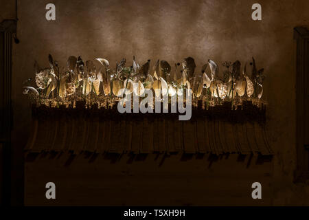 Scultura floreale per la Pasqua che rappresentano le tradizioni cattoliche delle stazioni della croce come eseguito il Venerdì Santo, display annuale istituito in th Foto Stock